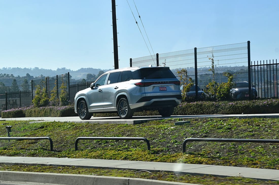 Lexus TX